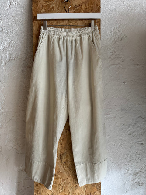 Aequamente Shaped Leg Pants