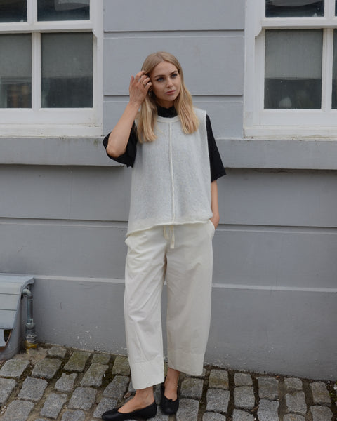 Aequamente Lightweight Cotton Shaped Leg Trousers | Chalk