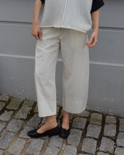 Aequamente Lightweight Cotton Shaped Leg Trousers | Chalk