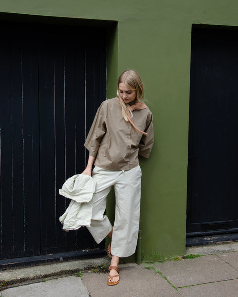 Aequamente Lightweight  Cotton Shaped Leg Trousers | Sand