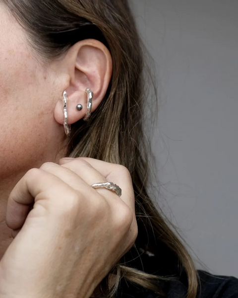 Brutalist Charcoal Cast Slouchy Ear Cuff | Silver