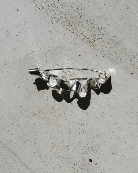 Crinkled Ribbon Brooch | Silver